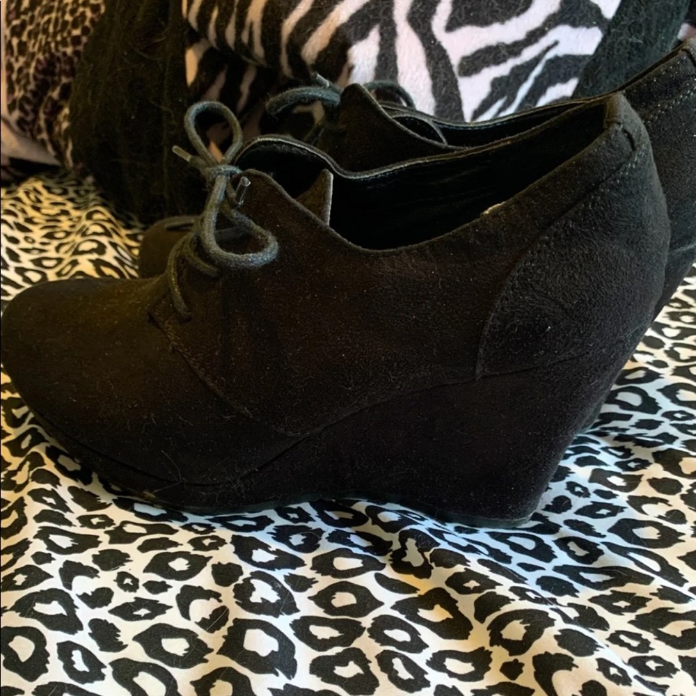 Black Wedges